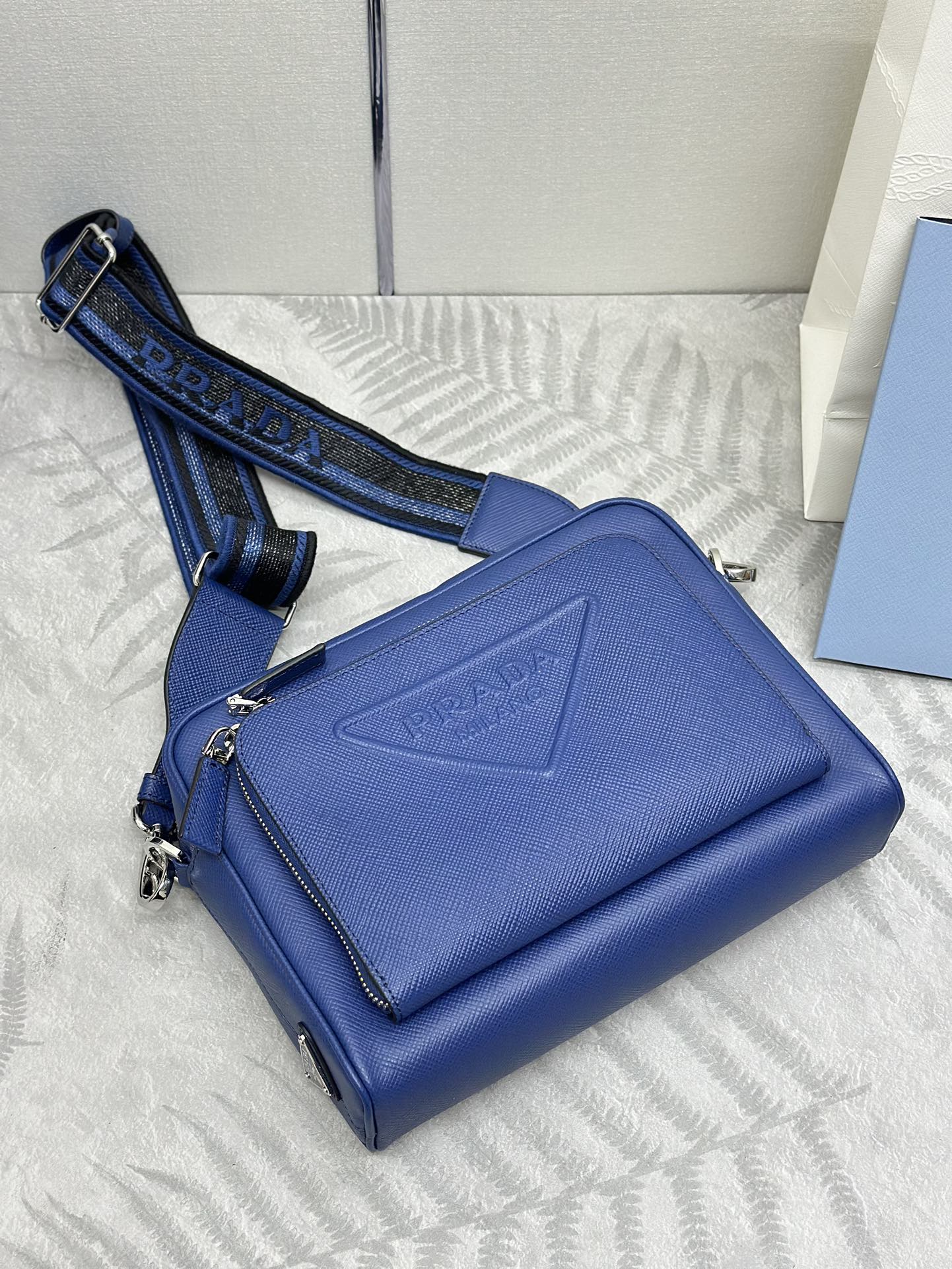 プラダ「Prada」エンブロイダードストラップ メンズショルダーバッグ