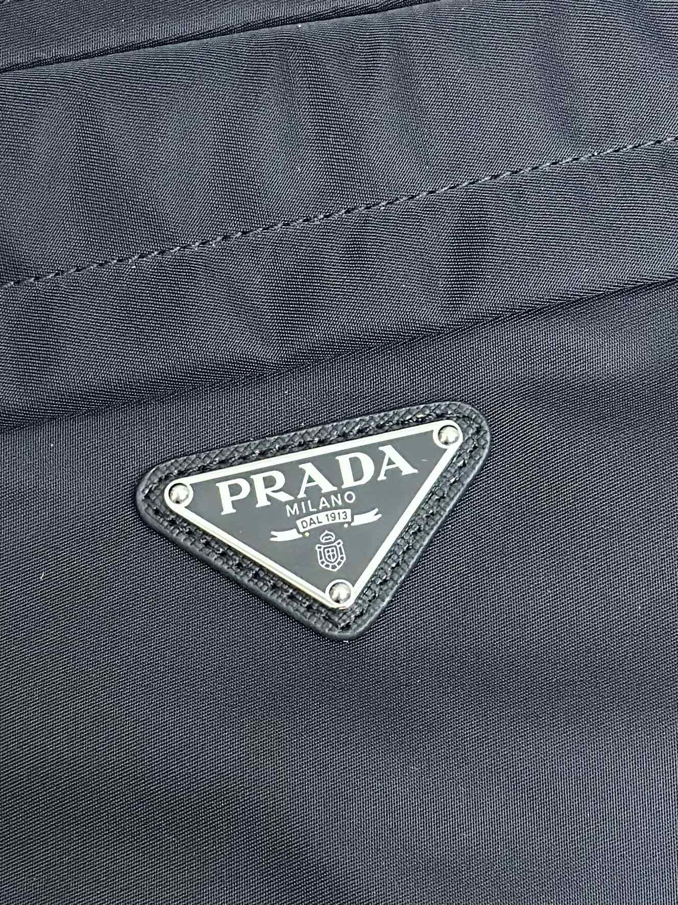 プラダ「Prada」 テッスート＆サフィアーノ メッセンジャーバッグ