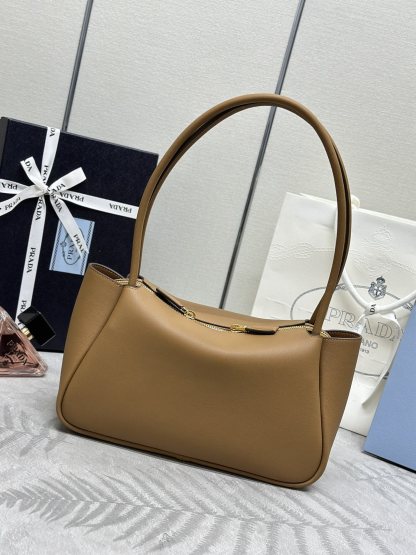 プラダ「Prada」 スムースレザー デュアルストラップバッグ