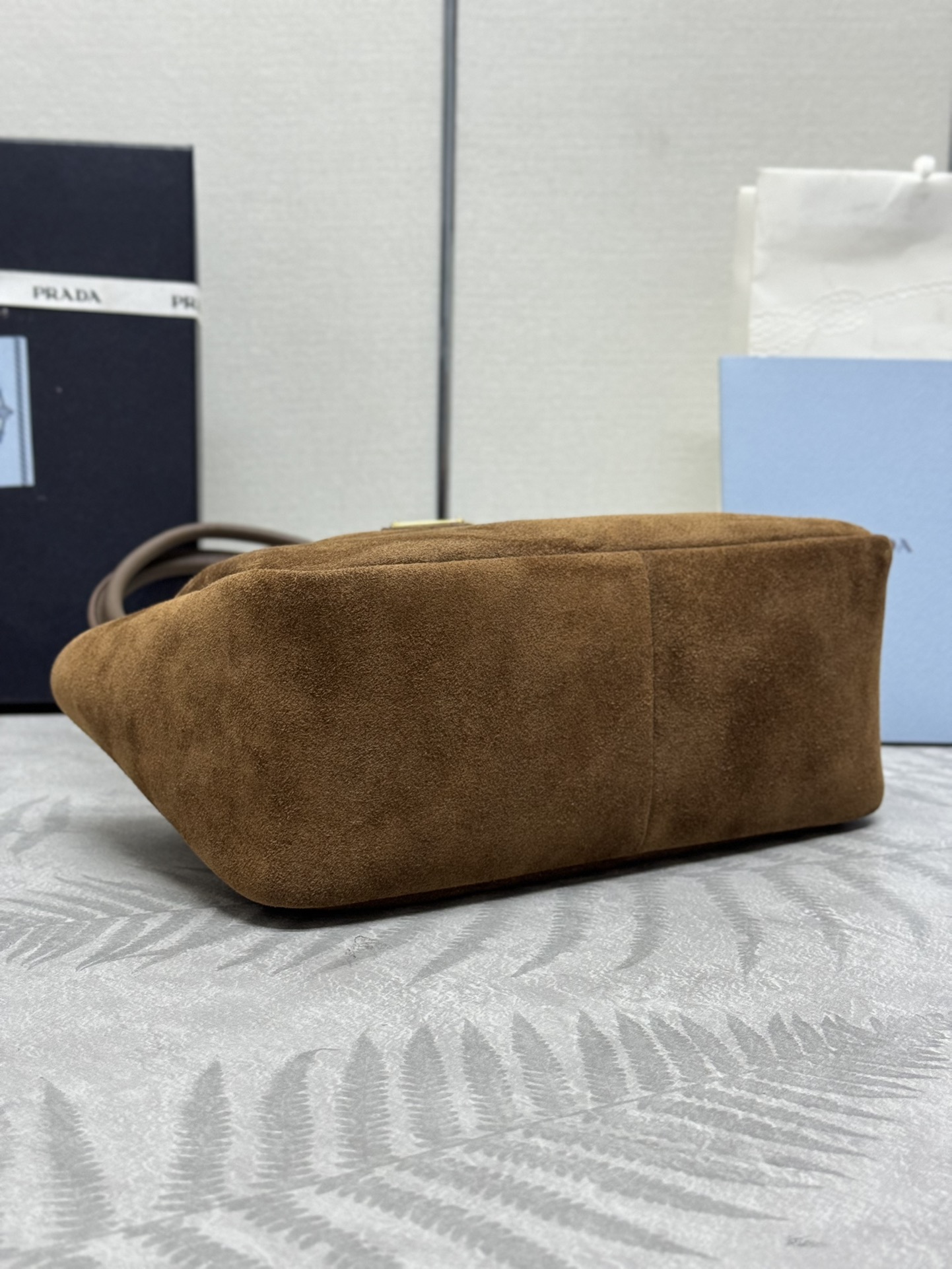 プラダ「Prada」 スエードレザー アンダーアームバッグ