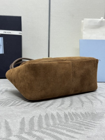 プラダ「Prada」 スエードレザー アンダーアームバッグ