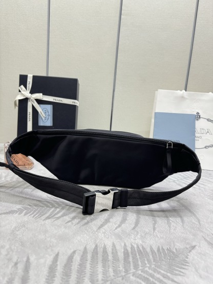 プラダ「Prada」テッスート ウェストバッグ