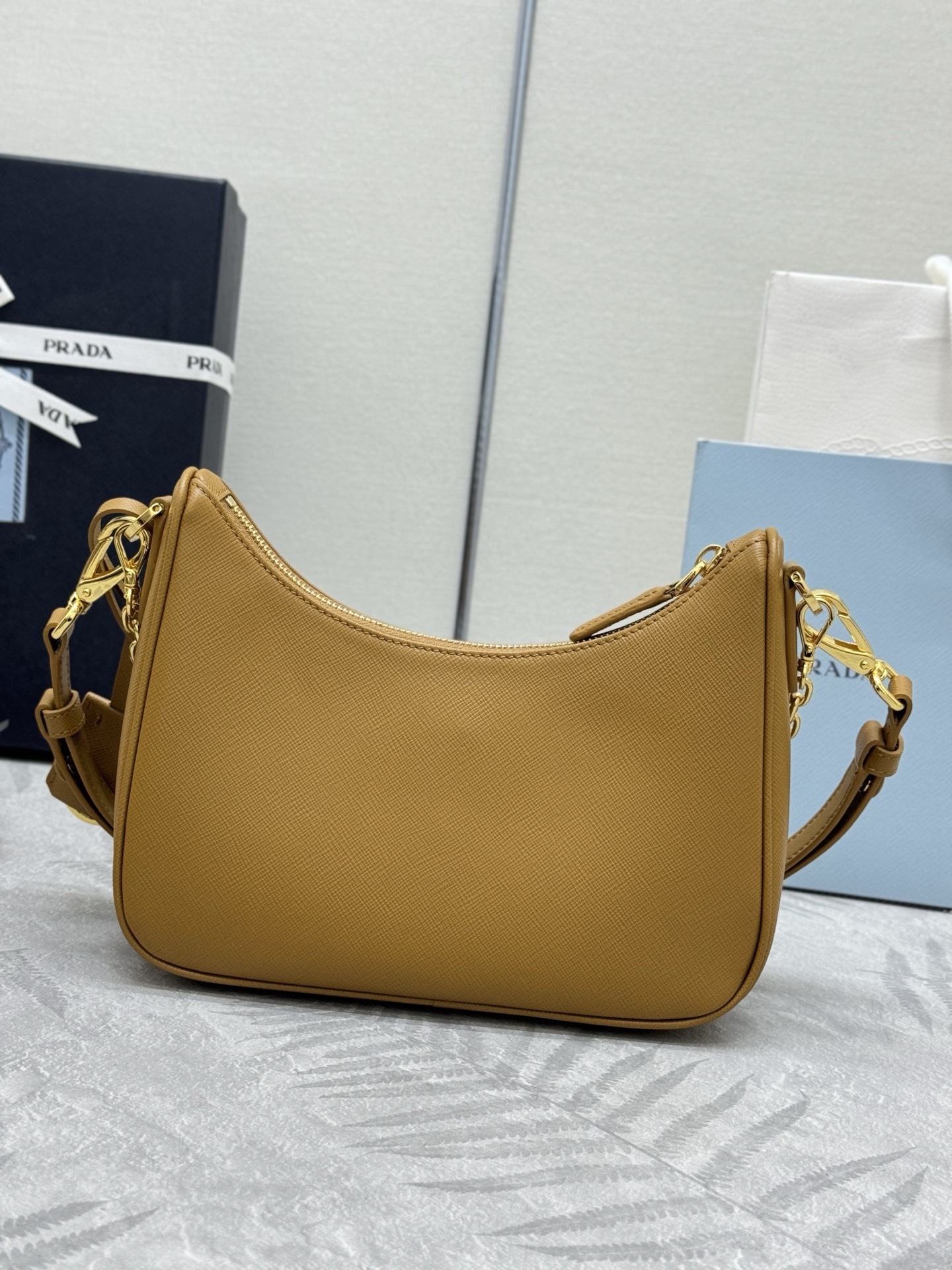 プラダ「Prada」サフィアーノ クロスボディバッグ