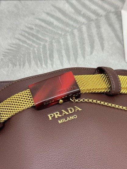 プラダ「Prada」メタルチェーン バケットバッグ