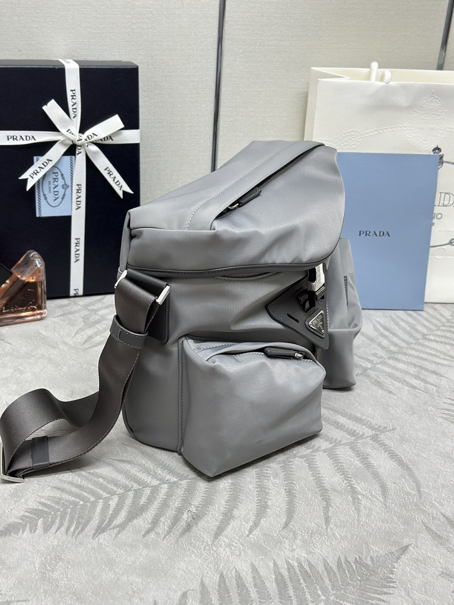 プラダ「Prada」 テッスート メンズショルダーバッグ
