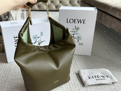 ロエベ「Loewe」Squeeze レザー ハンドバッグ-ISETAN PRESTIGE CURATED