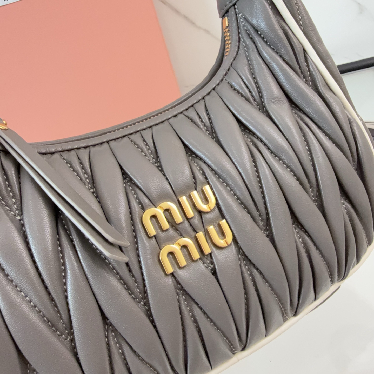 ミュウミュウ「Miu Miu」Wander Matelassé ハンドバッグ