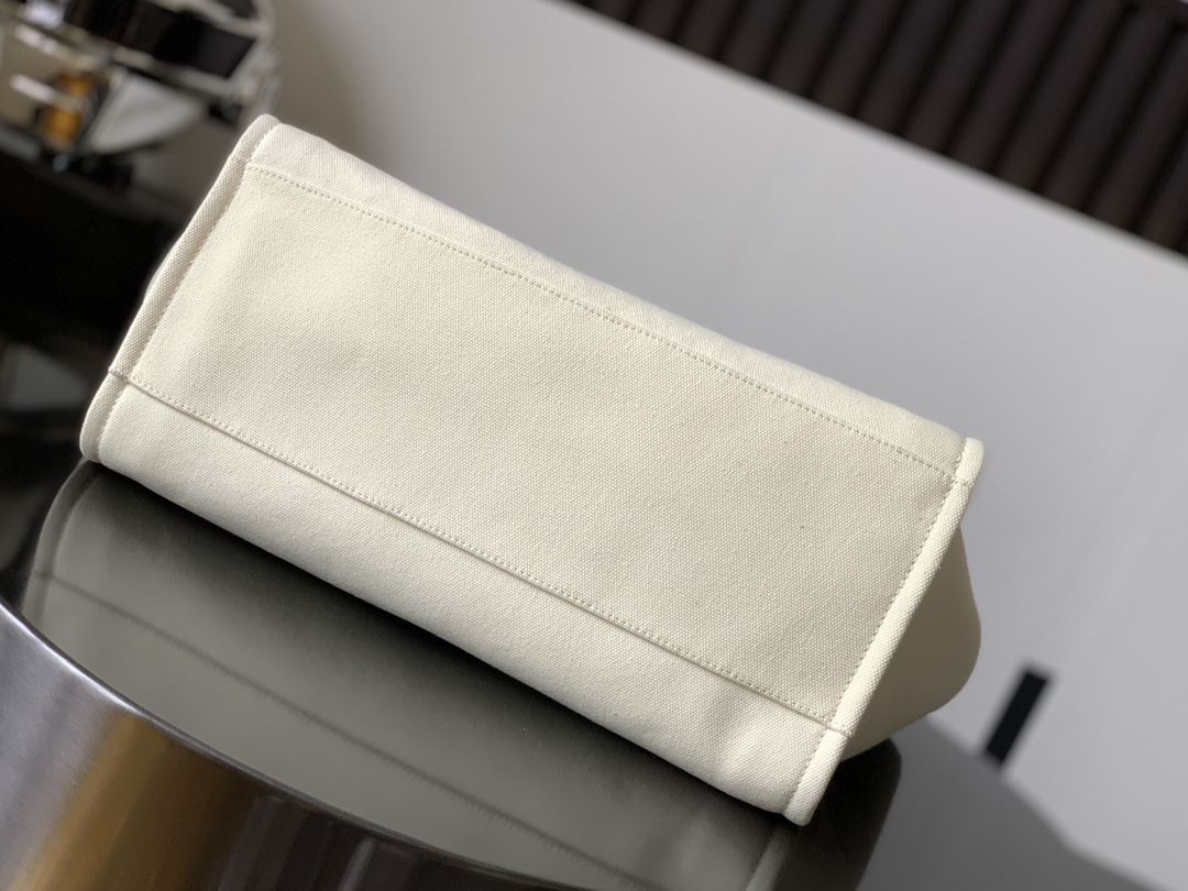 シャネル「Chanel」春夏新作 パールロゴ キャンバス ビーチトートバッグ