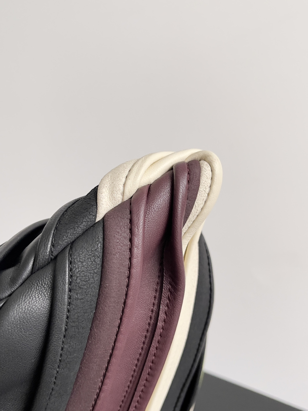 ボッテガ・ヴェネタ「Bottega Veneta」ラージホップ レザー ショルダーバッグ