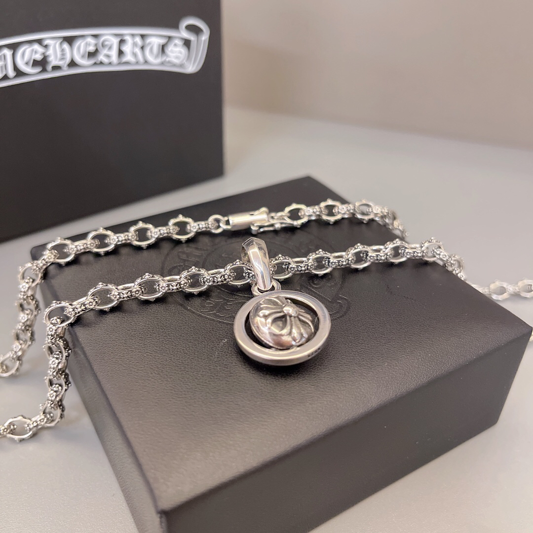 クロムハーツ「Chrome Hearts」のクラシックネックレス - 日常に上品なアクセントを添えるユニセックスモデル