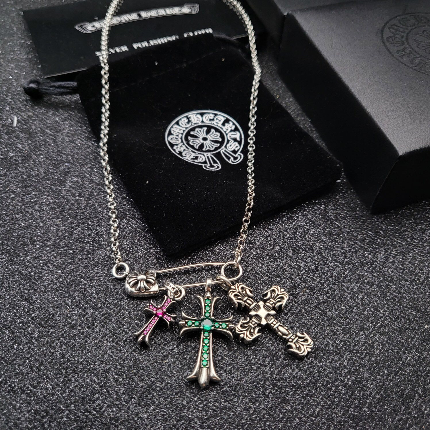 クロムハーツ「Chrome Hearts」のクラシックネックレス - 日常に上品なアクセントを添えるユニセックスモデル