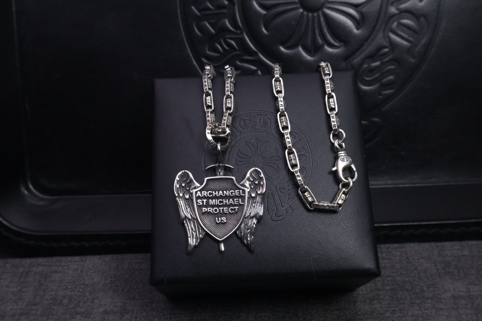 クロムハーツ「Chrome Hearts」のクラシックネックレス - 日常に上品なアクセントを添えるユニセックスモデル