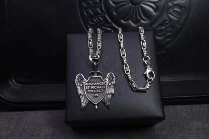 クロムハーツ「Chrome Hearts」のクラシックネックレス - 日常に上品なアクセントを添えるユニセックスモデル