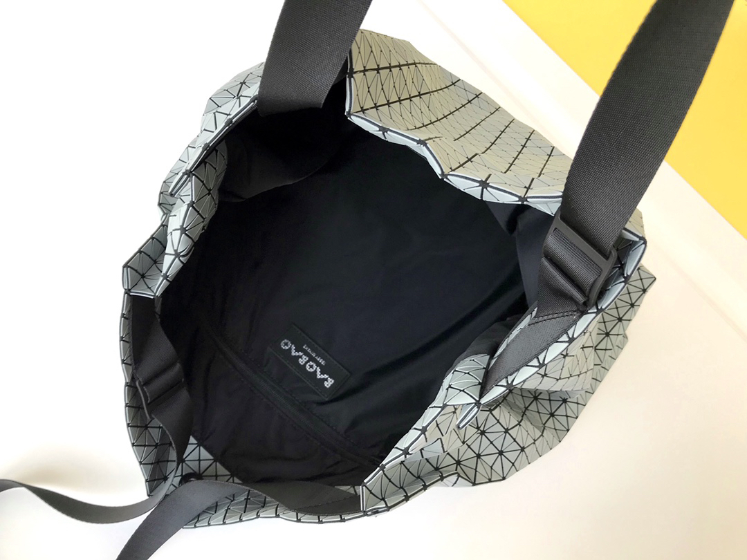 イッセイ・ミヤケ「Issey Miyake」シリコーン素材 通勤トートバッグ