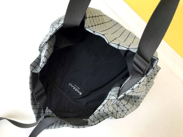 イッセイ・ミヤケ「Issey Miyake」シリコーン素材 通勤トートバッグ