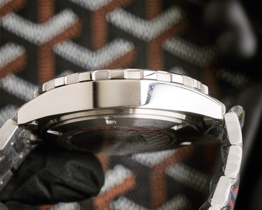 タグ・ホイヤー「TAG Heuer」クォーツクロノグラフ メンズウォッチ40MM