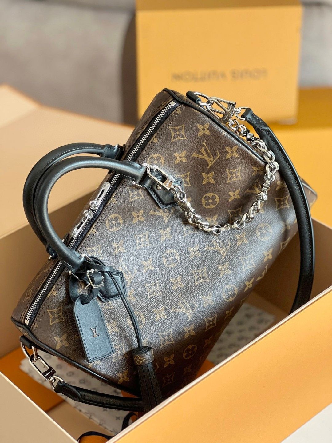 ルイ・ヴィトン「Louis Vuitton」男女ともに利用可能！Speedy Soft 30 のロゴモノグラムピローバッグ