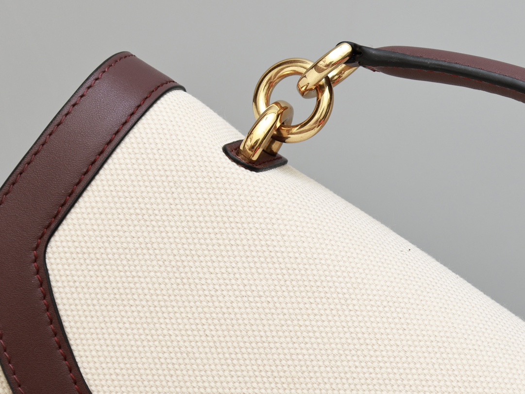 フェラガモ「Ferragamo」 ガンチーニ ショルダーバッグ