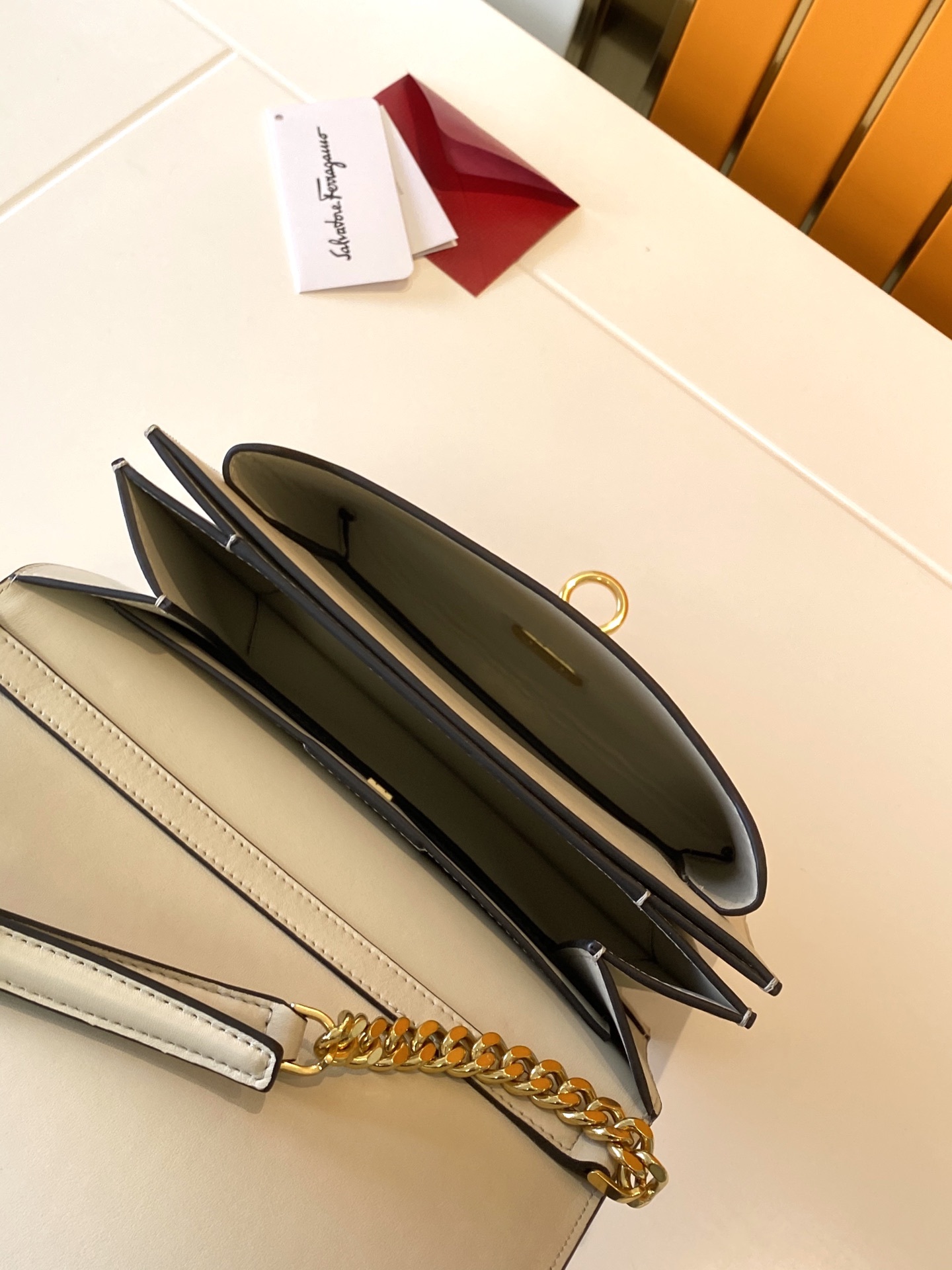 フェラガモ「Ferragamo」フラップトップハンドルバッグ