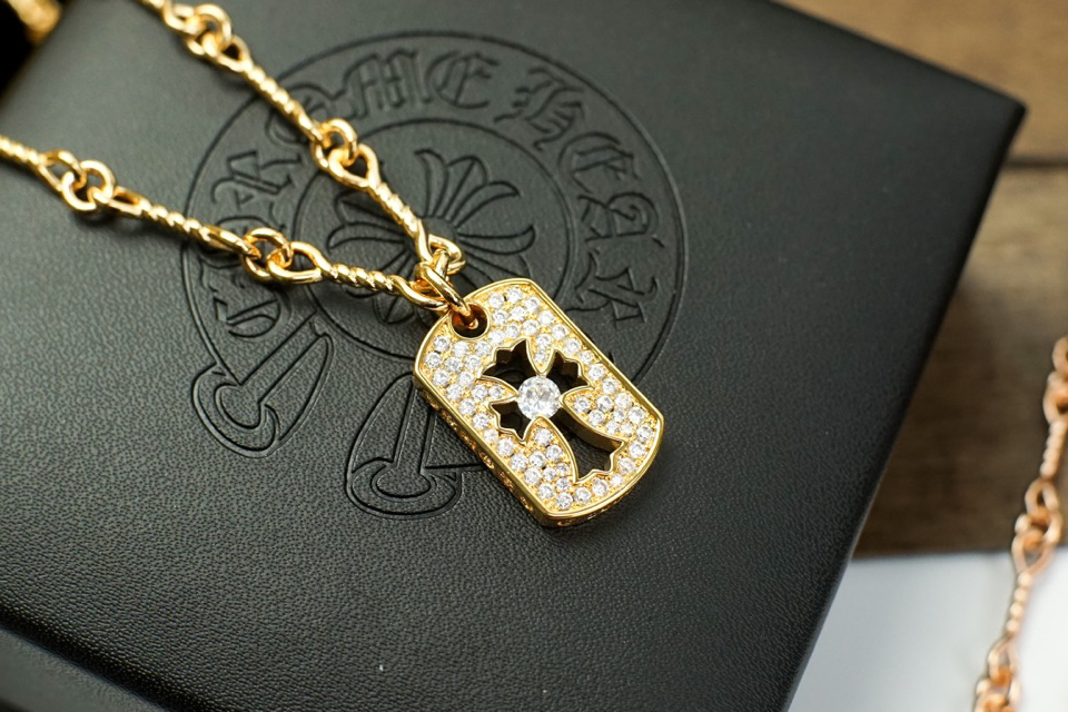 クロムハーツ「Chrome Hearts」ペア ネックレス - フルラウンドダイヤ 透かし彫りスクエアプレート-ISETAN PRESTIGE CURATED