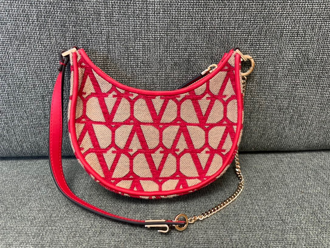 ヴァレンティノ「Valentino」レッドが ミニハンドバッグ