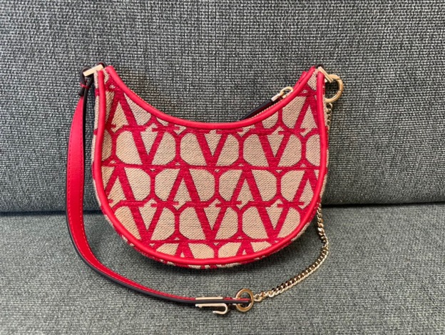 ヴァレンティノ「Valentino」レッドが ミニハンドバッグ