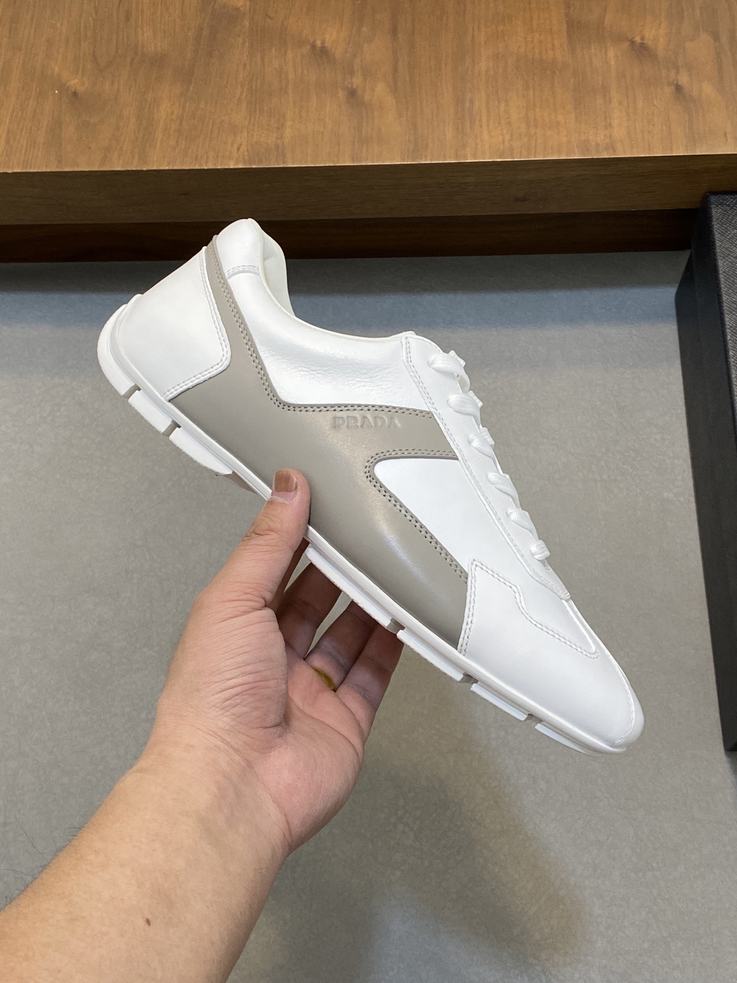 プラダ［Prada］America's Cup レザースニーカー（メンズ）