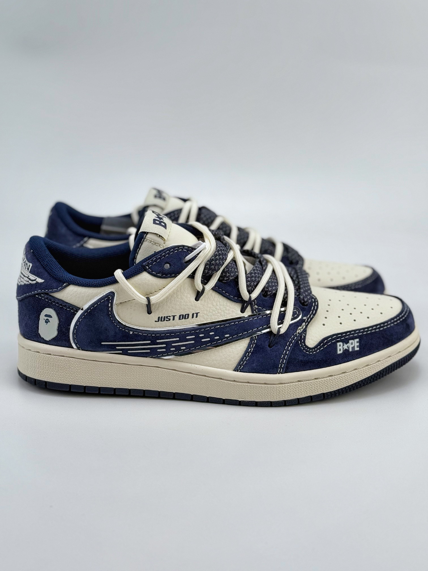 「コラボモデル」Travis Scott x Nikeエアジョーダン 1 ロー 'ミッドナイト ネイビー' - スニーカー