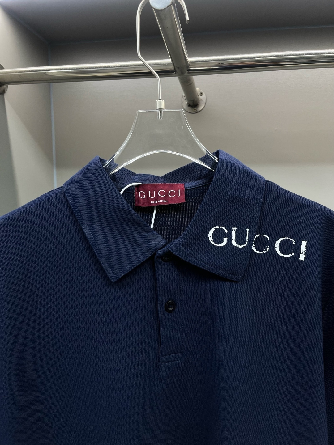 グッチ「Gucci」新しい位置合わせプリントのシャツ