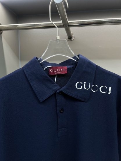 グッチ「Gucci」新しい位置合わせプリントのシャツ