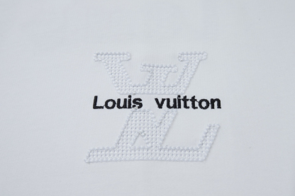 ルイ・ヴィトン「Louis Vuitton」25SS スプリング コレクション カットアウトエンブロイダリー LVロゴ ショートスリーブTシャツ（メンズ）
