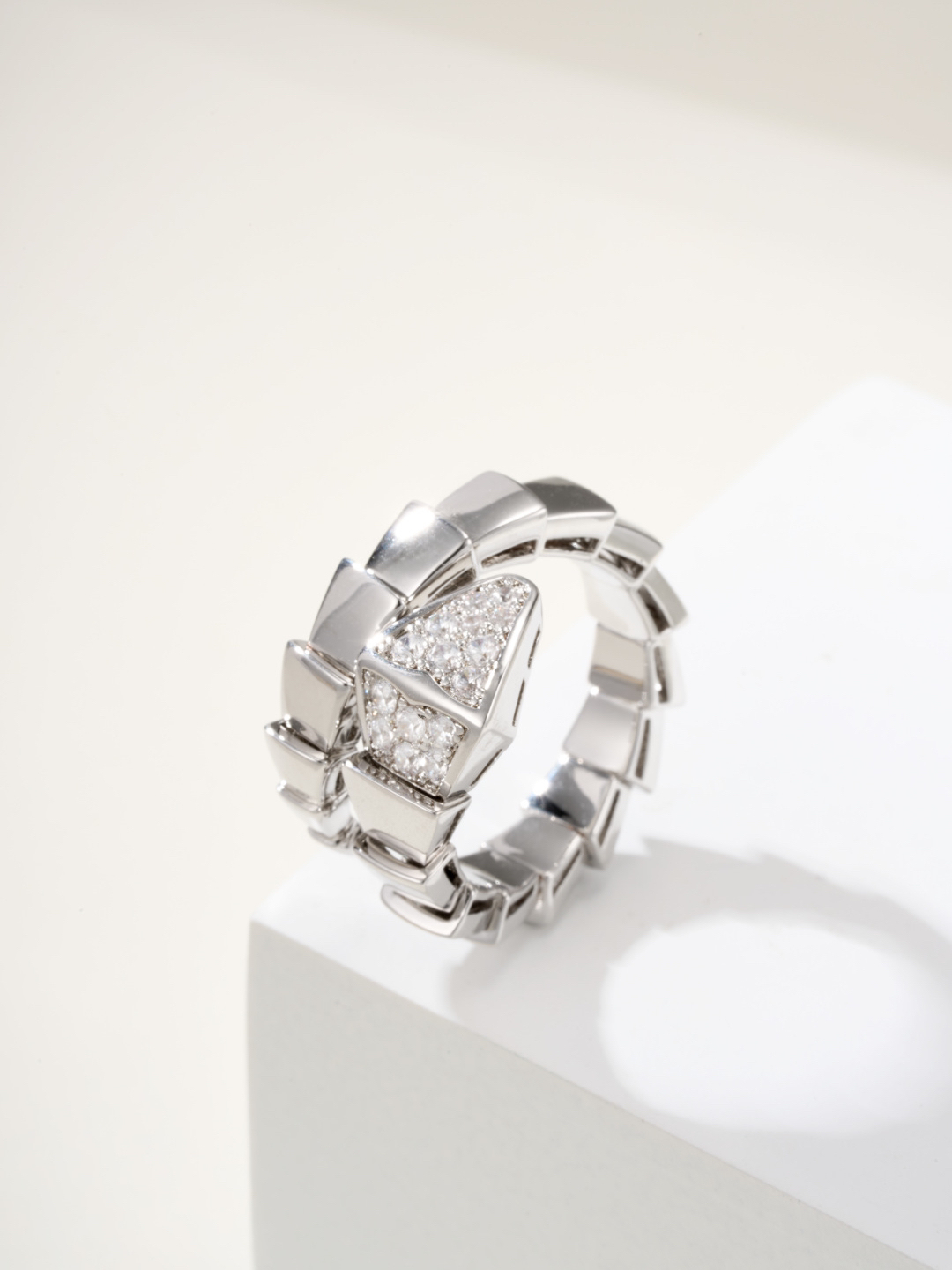 ブルガリ「Bvlgari」serpenti蛇頭象眼ドリルワイドリング