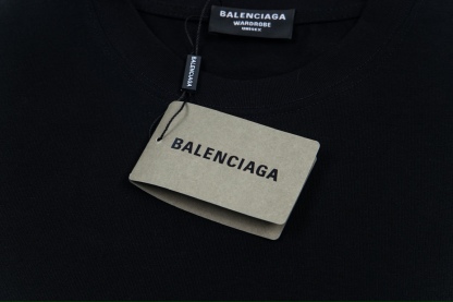 バレンシアガ「Balenciaga」流体文字クラシックプリント半袖