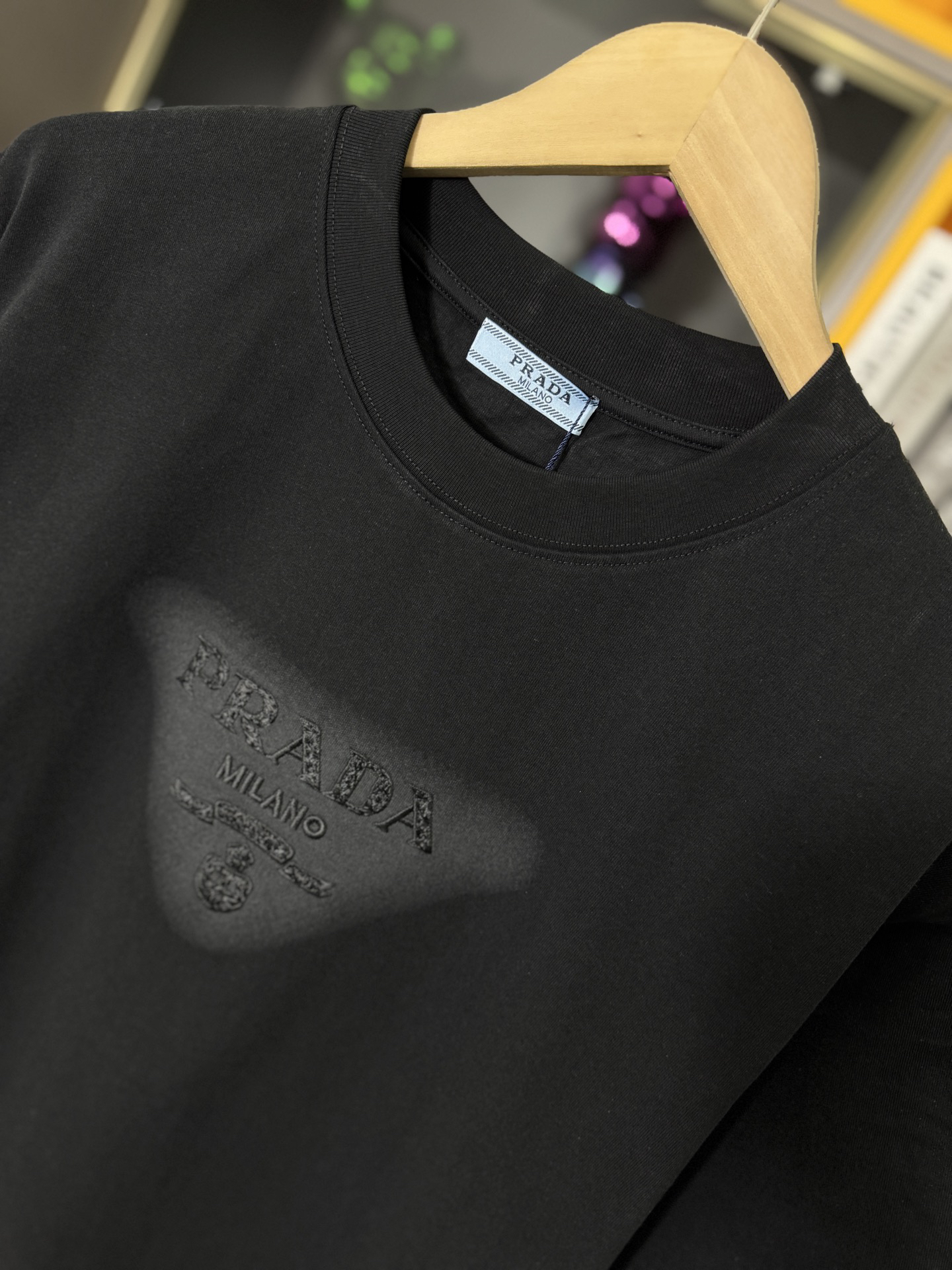 プラダ「Prada」25SS トライアングルロゴ プリント＆刺繍Tシャツ