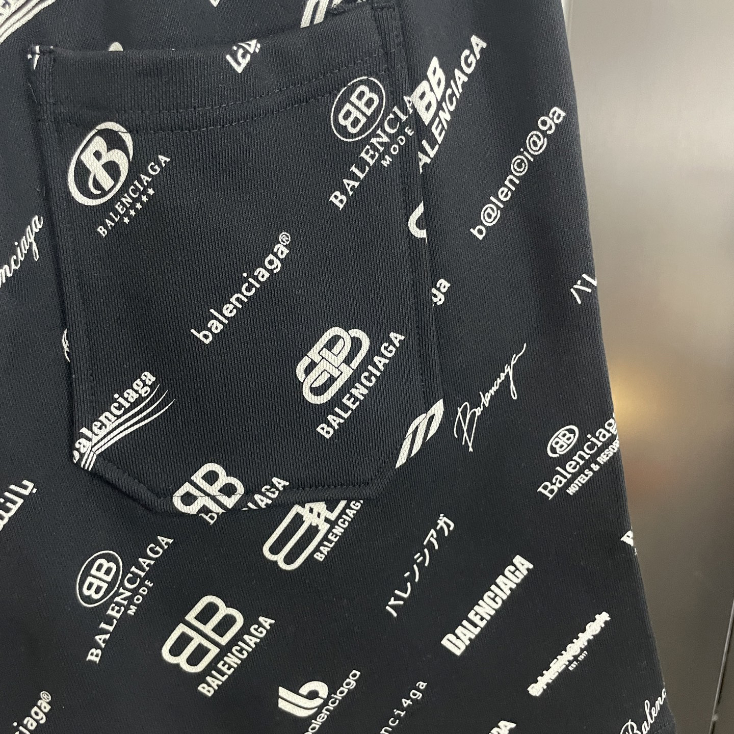 バレンシアガ「Balenciaga」ヘビーウォッシュ＋インディゴ染め＋フルロゴプリントショートパンツ