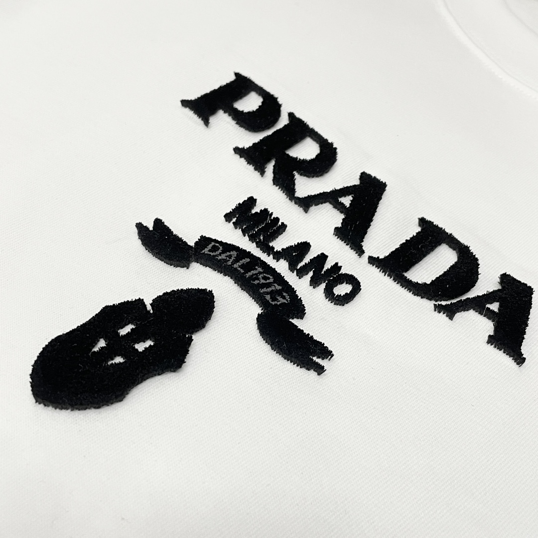 プラダ Prada 25SS スプリングコレクション ブラッシュステッチ ロゴ クルーネックTシャツ-ISETAN PRESTIGE CURATED