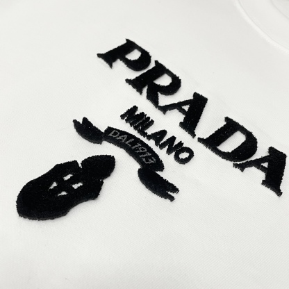プラダ Prada 25SS スプリングコレクション ブラッシュステッチ ロゴ クルーネックTシャツ-ISETAN PRESTIGE CURATED