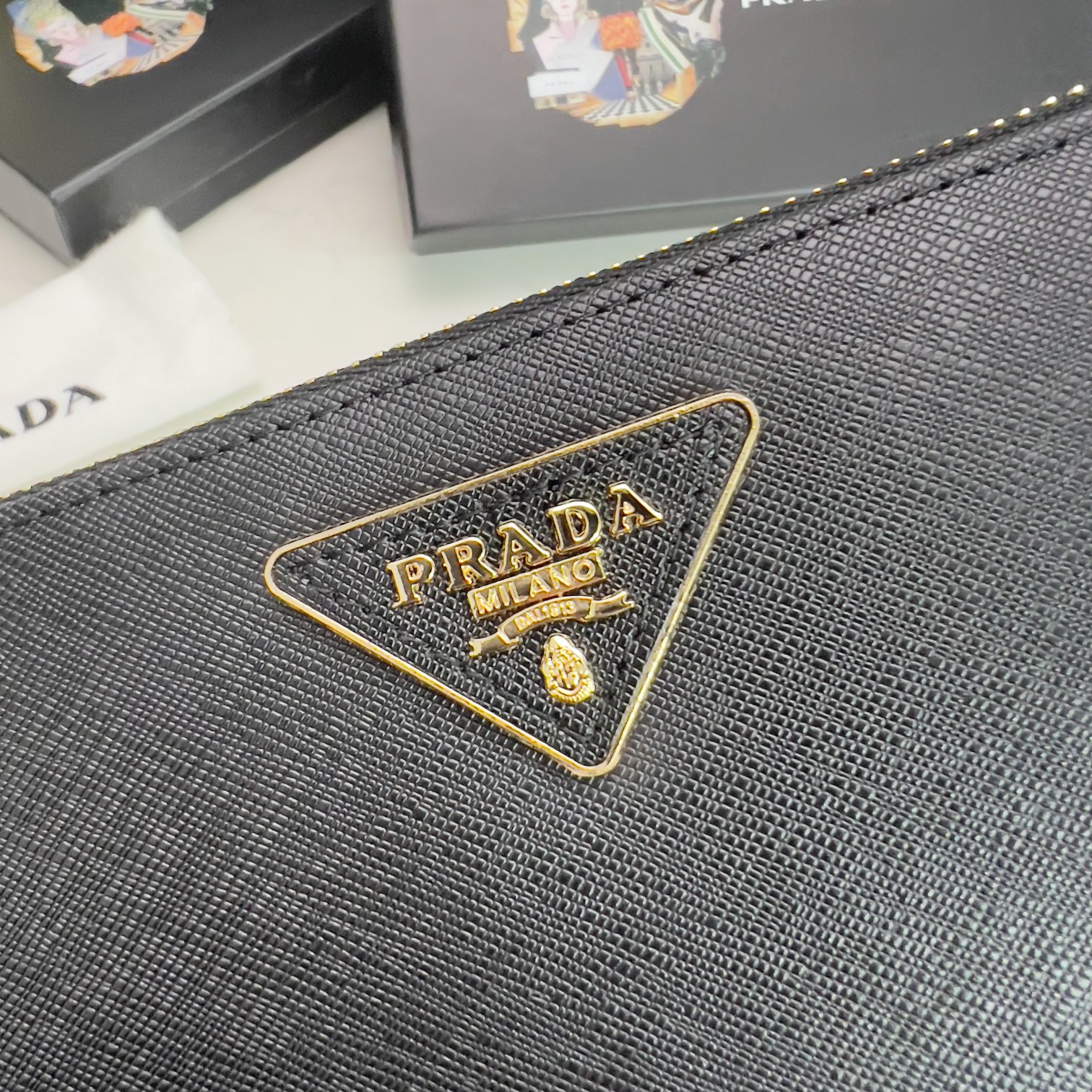 プラダ「PRADA」サフィアーノトライアングル ジップアラウンド長財布