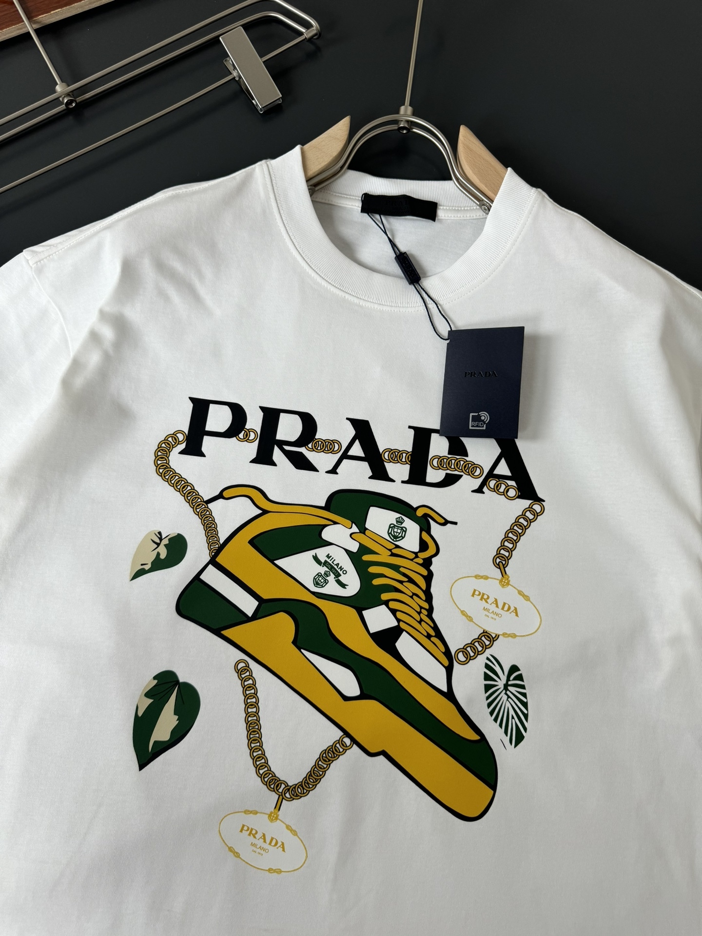 プラダ「Prada」2025SS クラシックロゴ クルーネックTシャツ