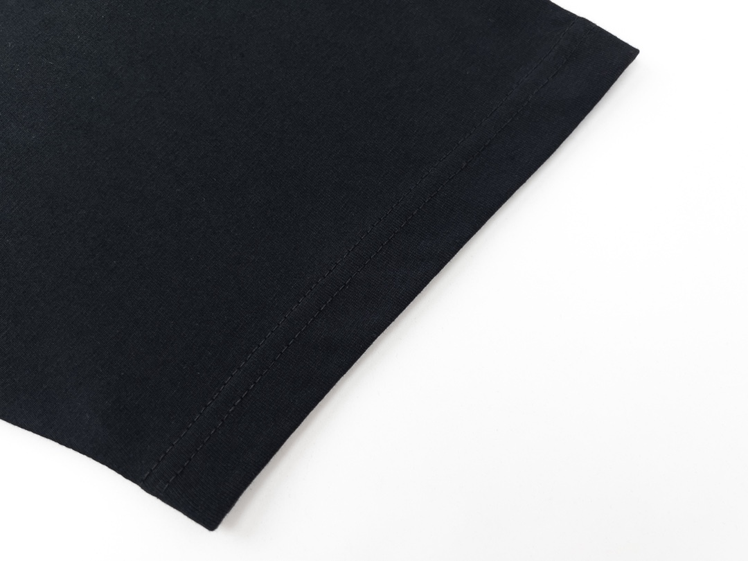 バレンシアガ「Balenciaga」 ミラーシリーズ インバースロゴTシャツ