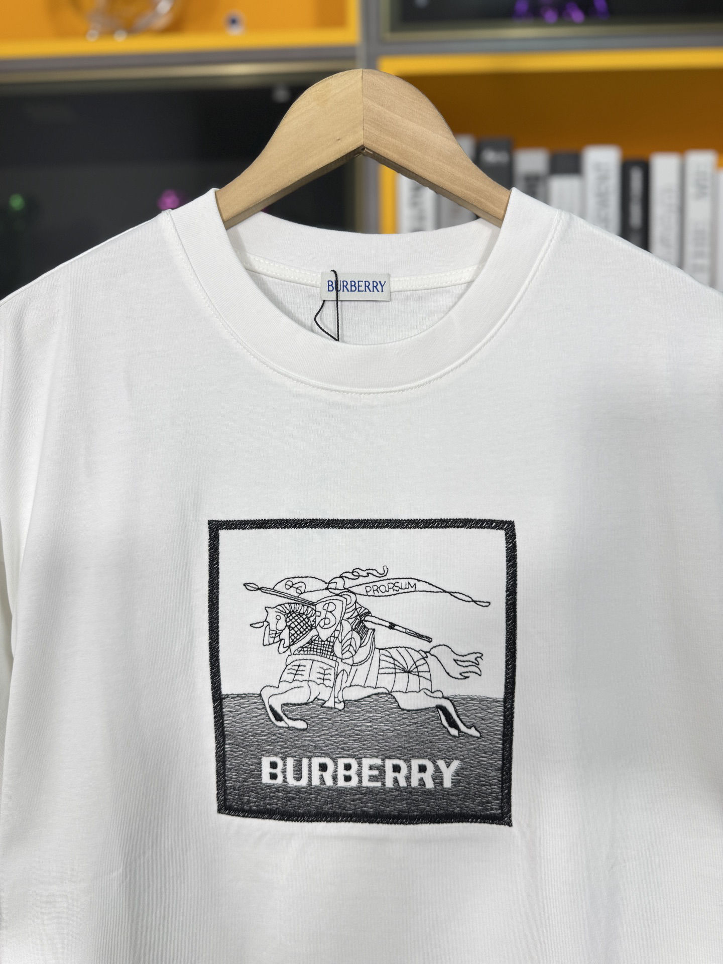 バーバリー「Burberry」インクウォッシュ エンブロイダリー ホース Tシャツ