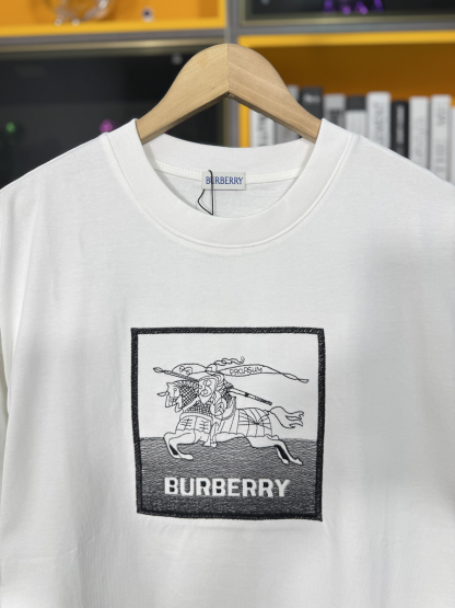 バーバリー「Burberry」インクウォッシュ エンブロイダリー ホース Tシャツ