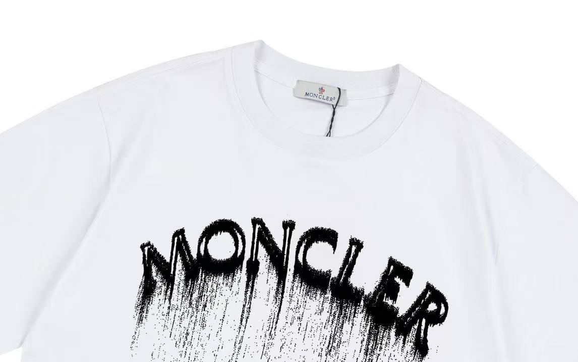 モンクレール モンクレール スプレーロゴ カスタムバッジ ユニセックスTシャツ ‌-ISETAN PRESTIGE CURATED