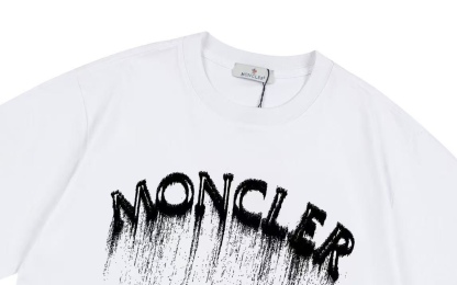 モンクレール モンクレール スプレーロゴ カスタムバッジ ユニセックスTシャツ ‌-ISETAN PRESTIGE CURATED
