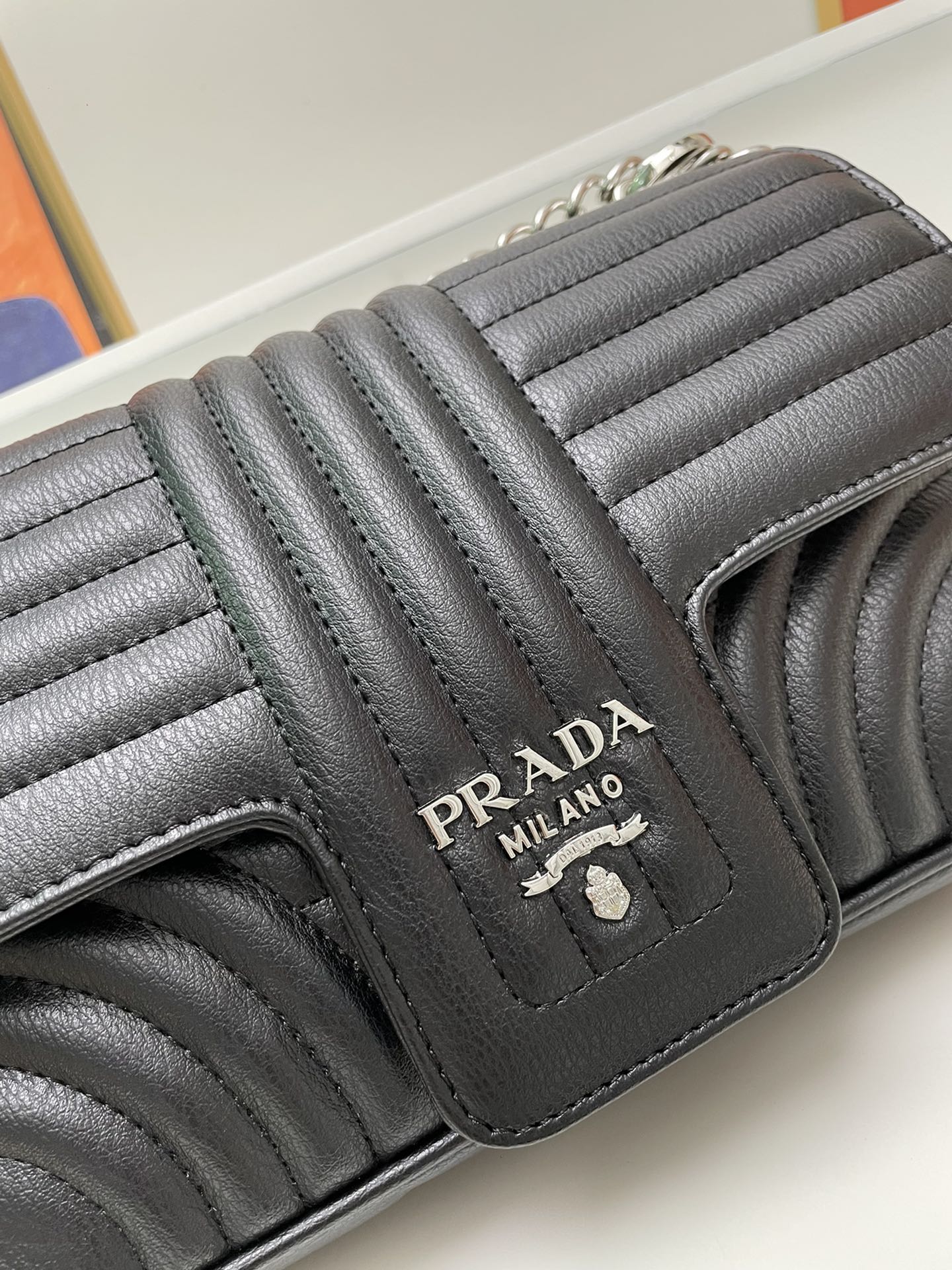 プラダ「Prada」チェーン クロスボディバッグ