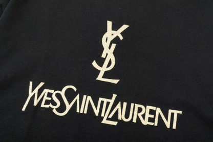 サンローラン「Saint Laurent」ヴィンテージインスパイアード ゴールドプリントTシャツ