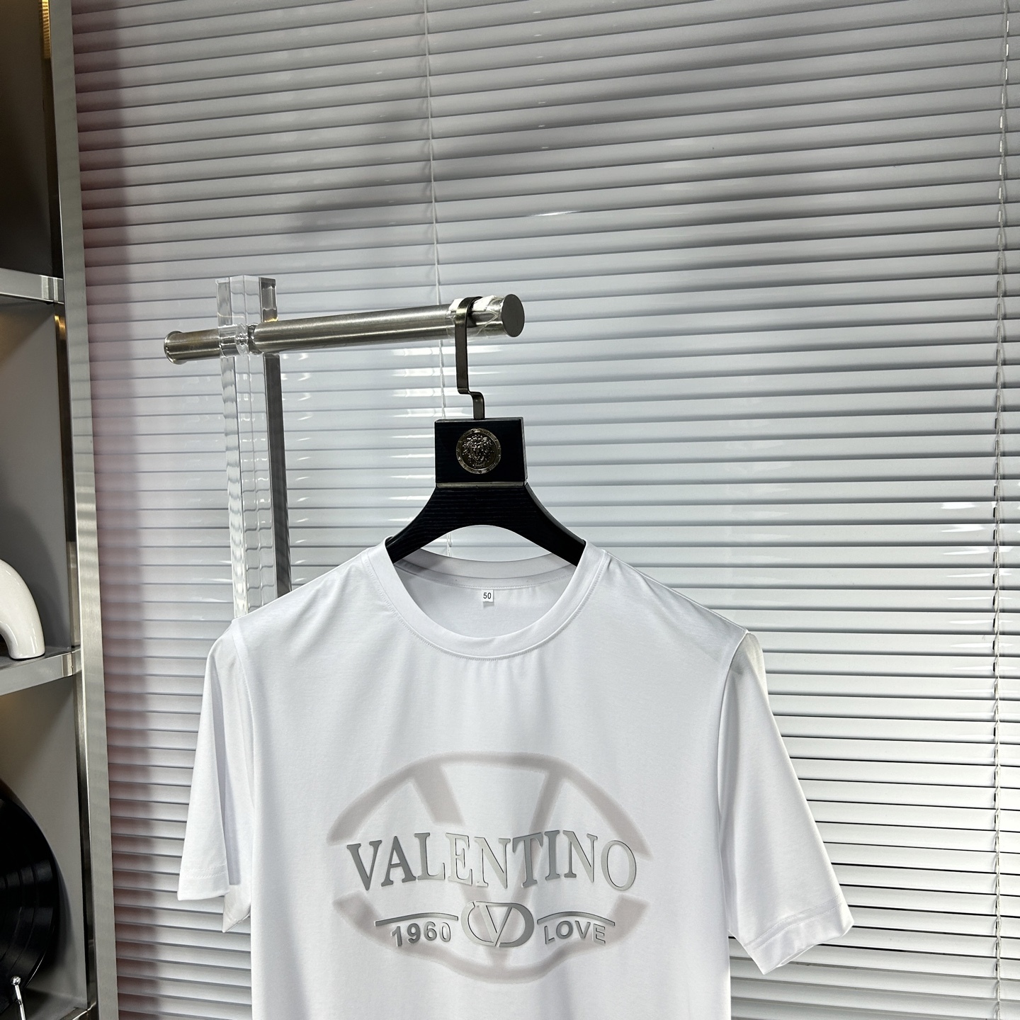 ヴァレンティノ「Valentino」SS25 サマーコレクション トップクラス ロゴプリント ショートスリーブTシャツ