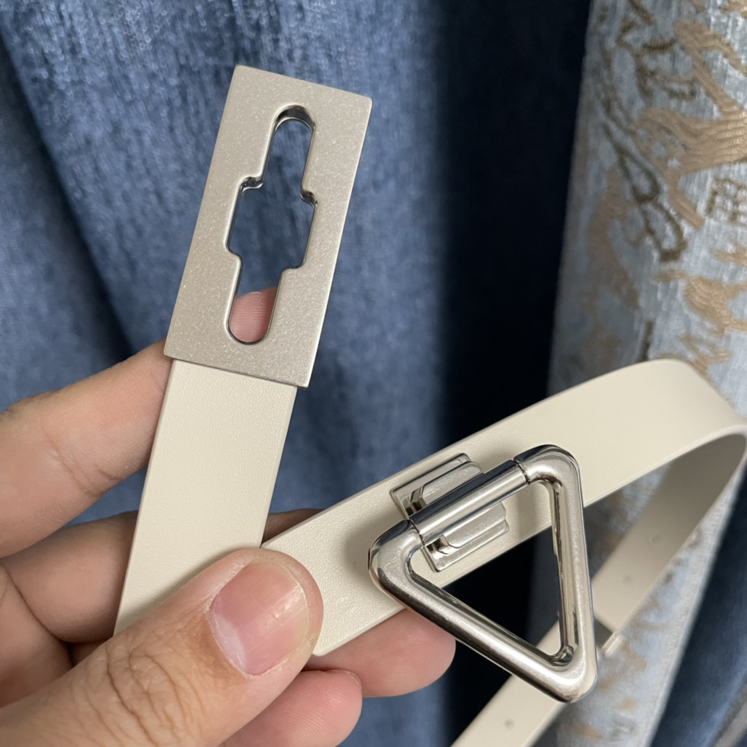 ボッテガ ヴェネタ「Bottega Veneta」トライアングルバックルベルト レディース 新作100CM