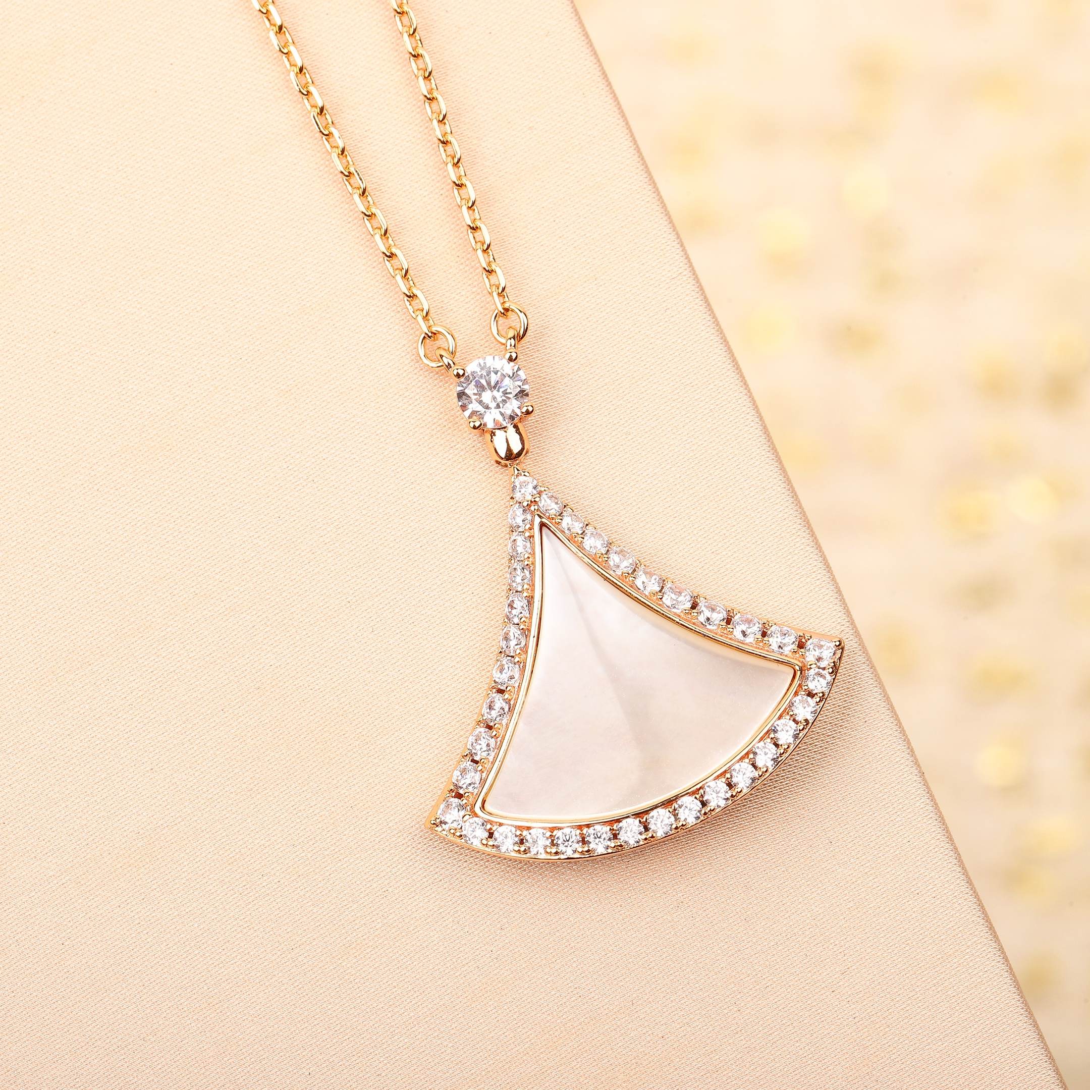 ブルガリ「Bvlgari」DIVAS’ DREAM パールマザーオブシェル 扇形ペンダントネックレス41-43cm