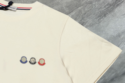 【ワンフォーワン】モンクレール「Moncler」ロゴエンブロイダリー クルーネックTシャツ【在庫僅少】